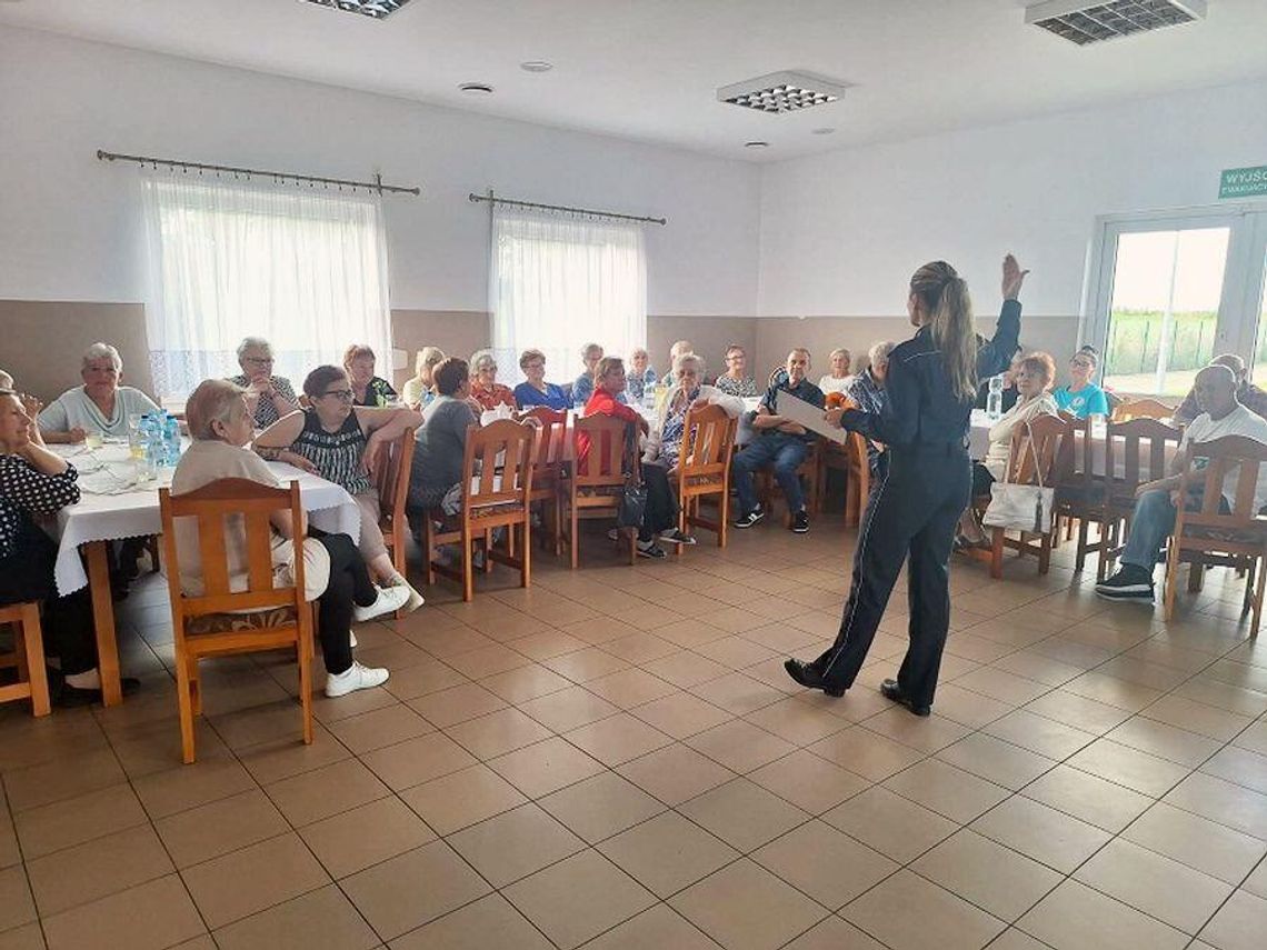 Policjanci tłumaczyli jak uchronić się przed oszustami internetowymi Policjanci tłumaczyli jak uchronić się przed oszustami internetowymi