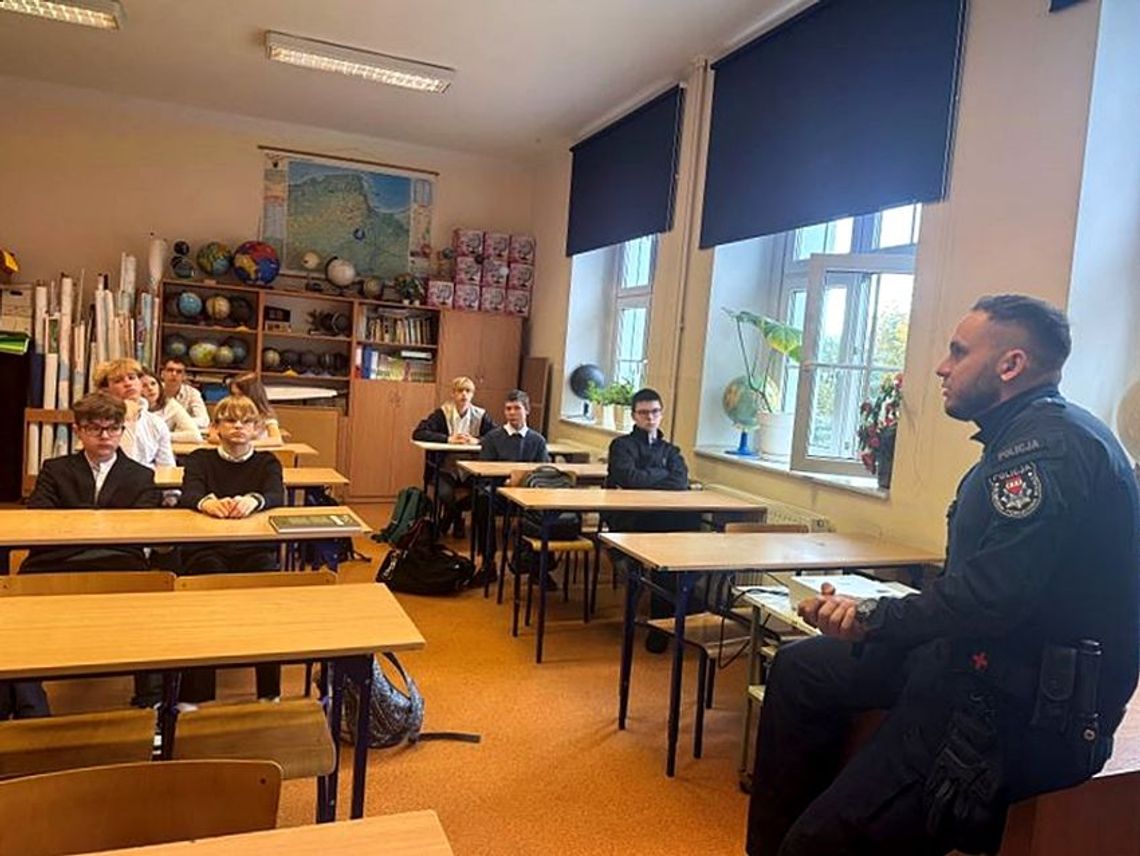 Policjanci uczą o hejcie i odpowiedzialności – profilaktyka w małym mieście Policjanci uczą o hejcie i odpowiedzialności – profilaktyka w małym mieście