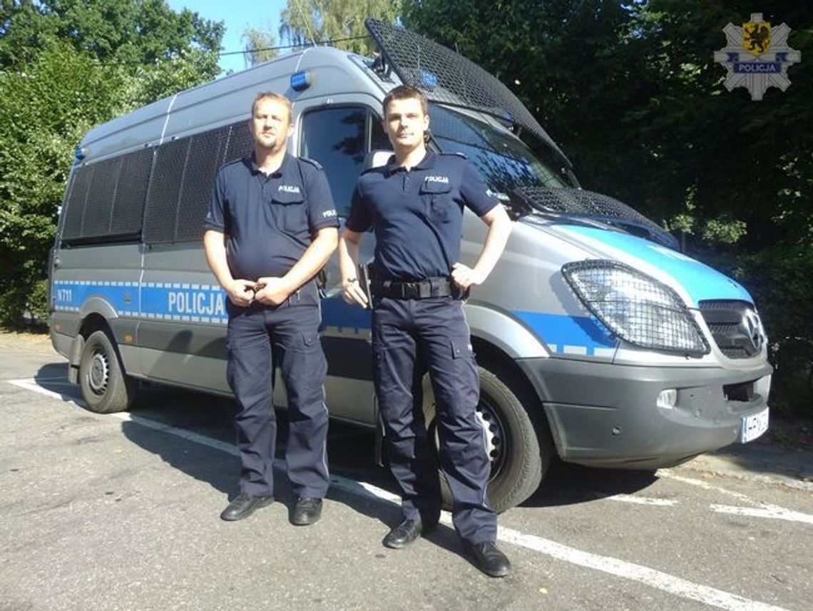 Policjanci uratowali mężczyznę z płonącego domu