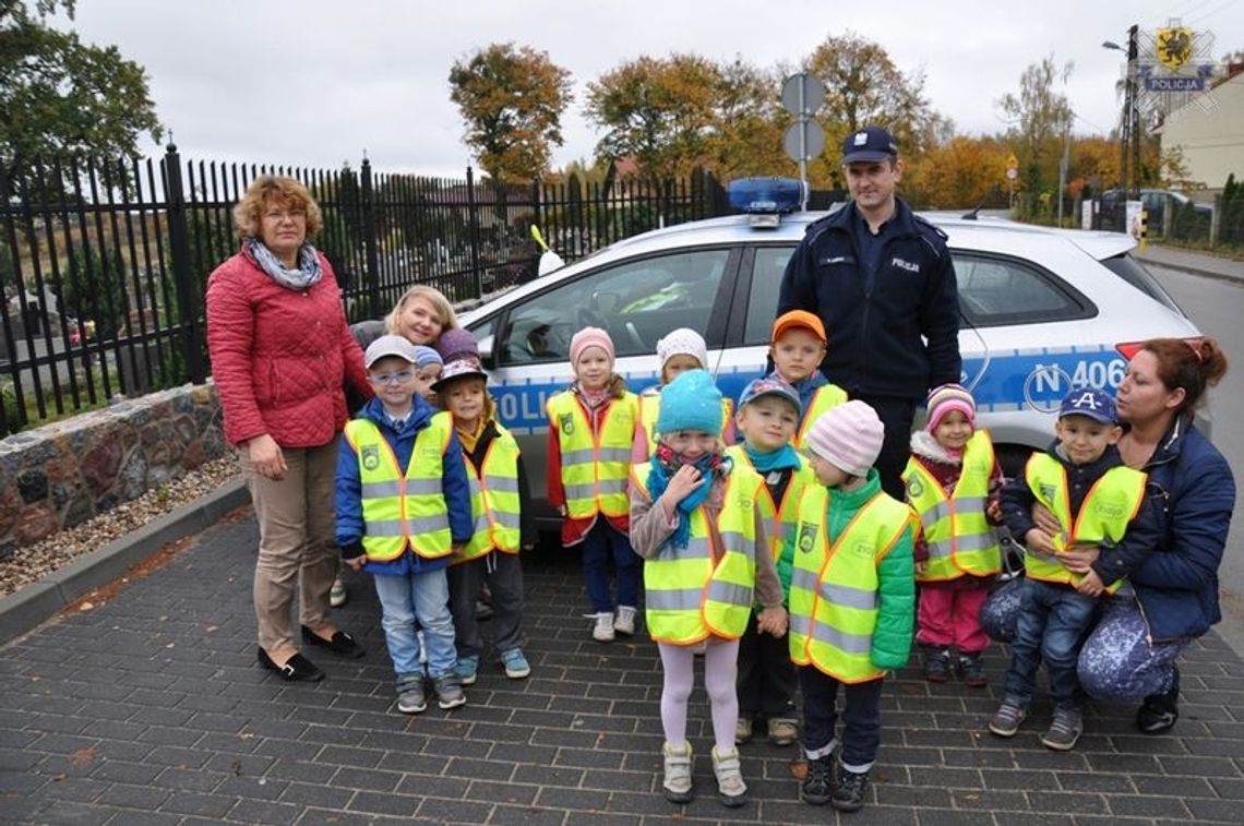 Policjanci w trosce o bezpieczeństwo rozdają dzieciom odblaski Policjanci w trosce o bezpieczeństwo rozdają dzieciom odblaski