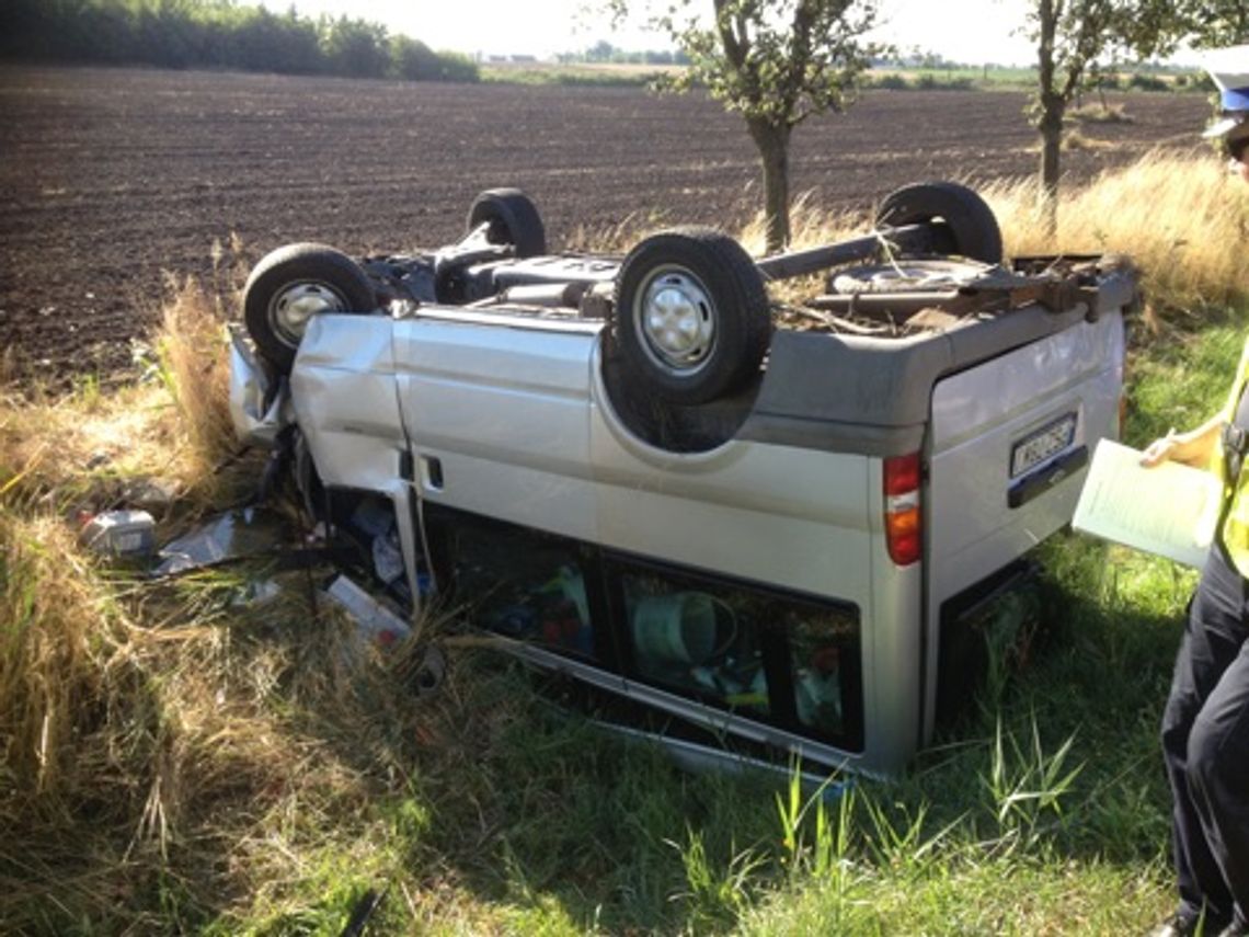 Policjanci wyjaśniają okoliczności wypadku. "19-latek nie dostosował prędkości do warunków na drodze" Policjanci wyjaśniają okoliczności wypadku. "19-latek nie dostosował prędkości do warunków na drodze"