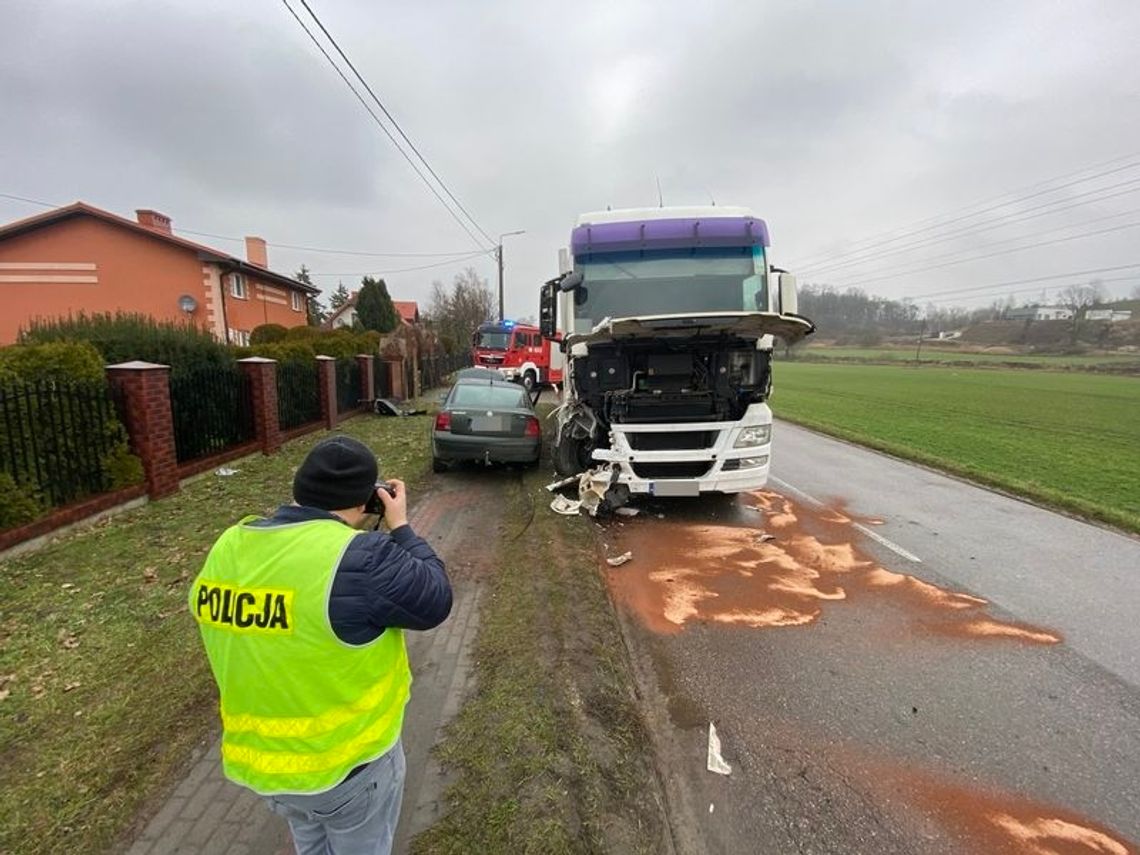 Policjanci wyjaśnieniają okoliczności wypadku drogowego na ulicy Długiej w Marezie. Apel o ostrożność na drogach!