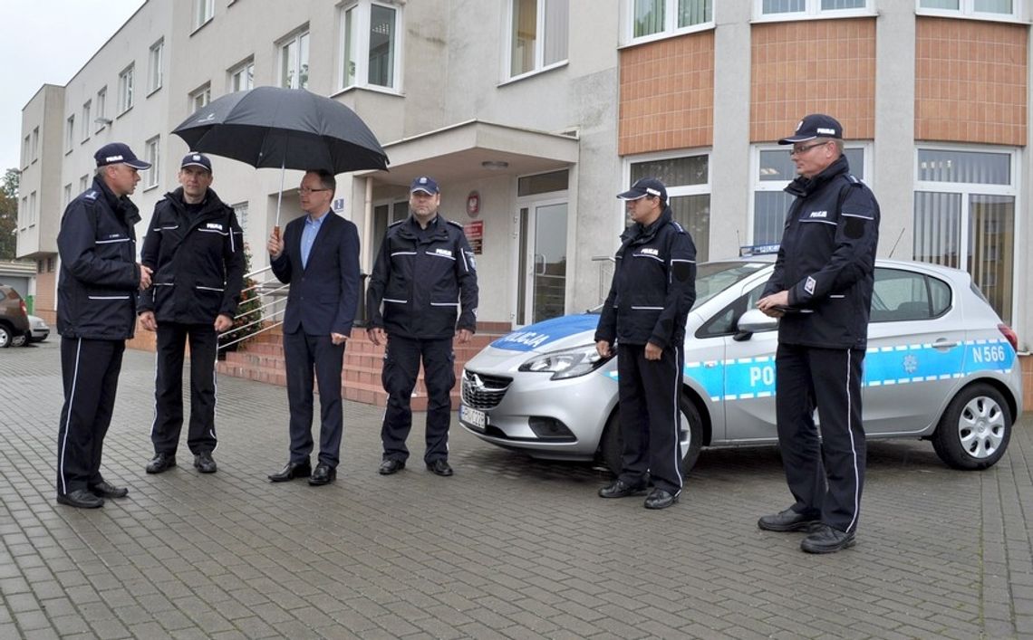 Policjanci z Komendy Powiatowej Policji  otrzymali nowy radiowóz