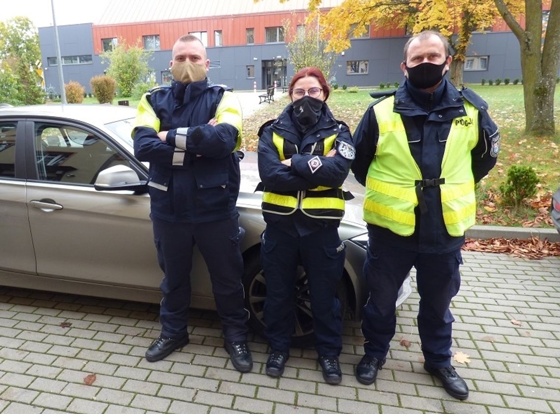 Policjanci z lęborskiej drogówki eskortowali do szpitala samochód z chorym dzieckiem