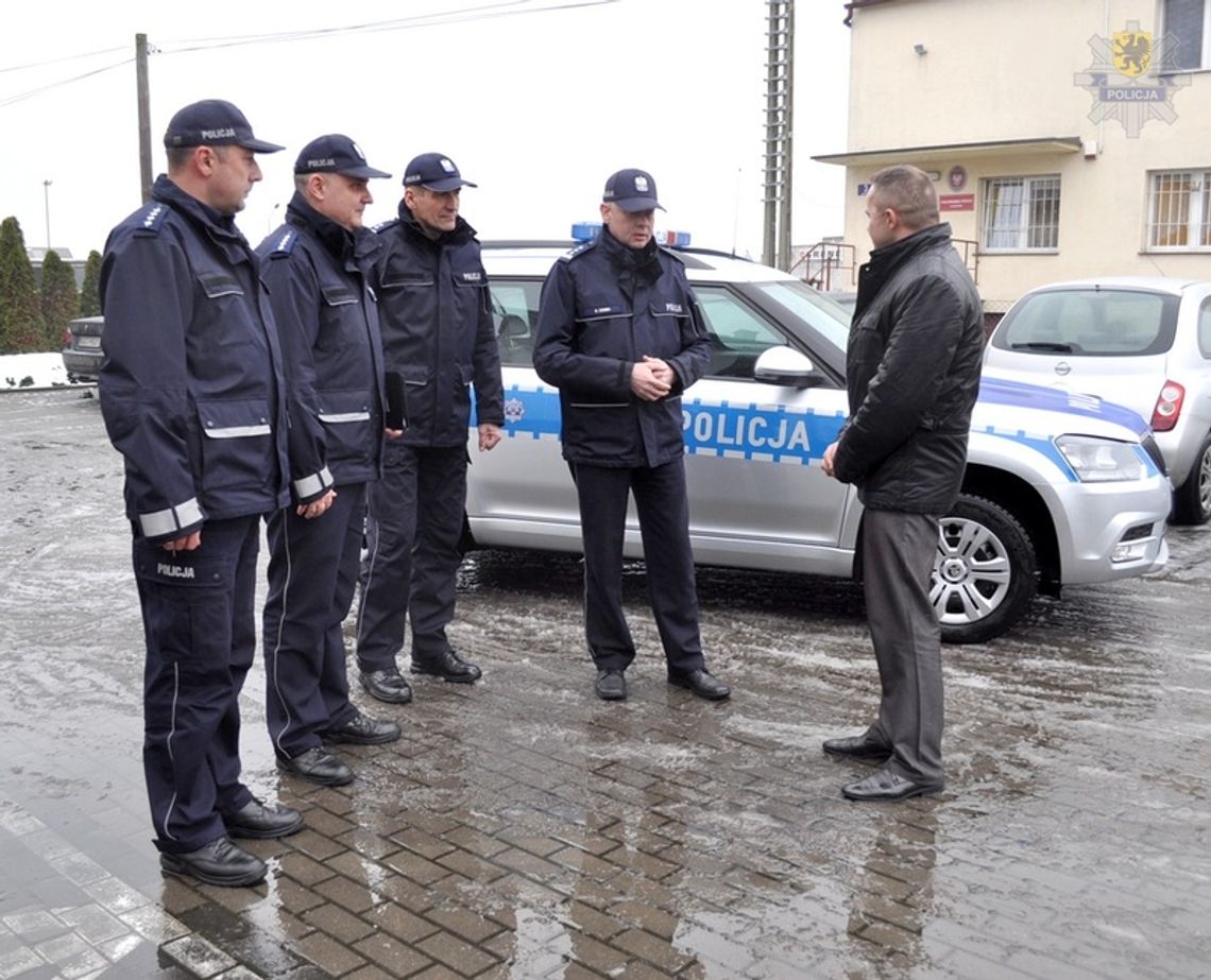 Policjanci z Posterunku Policji w Zblewie otrzymali nowy radiowóz Policjanci z Posterunku Policji w Zblewie otrzymali nowy radiowóz