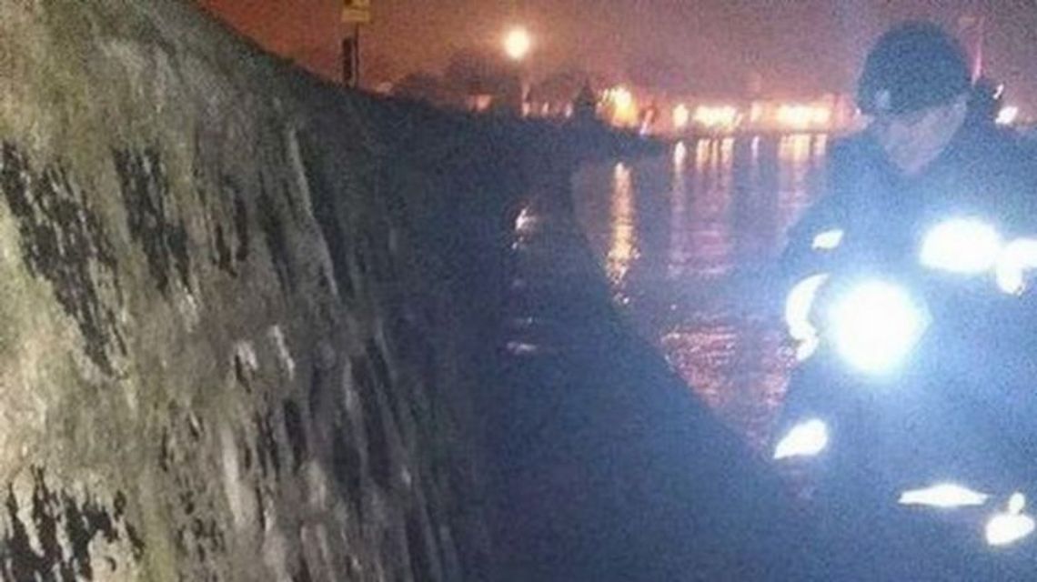 Policjanci z Ustki uratowali topiącego się kanale portowym obywatela Ukrainy