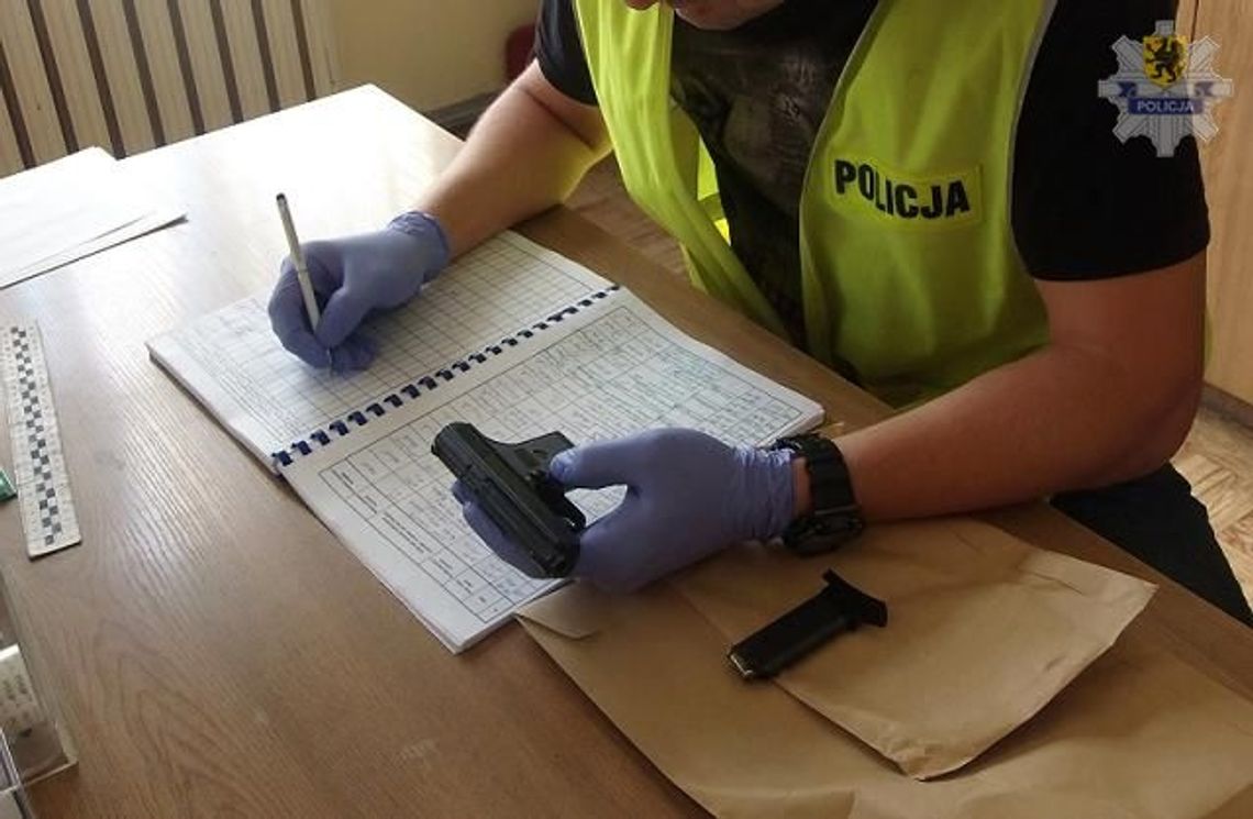 Policjanci zabezpieczyli nielegalną broń gazową Policjanci zabezpieczyli nielegalną broń gazową