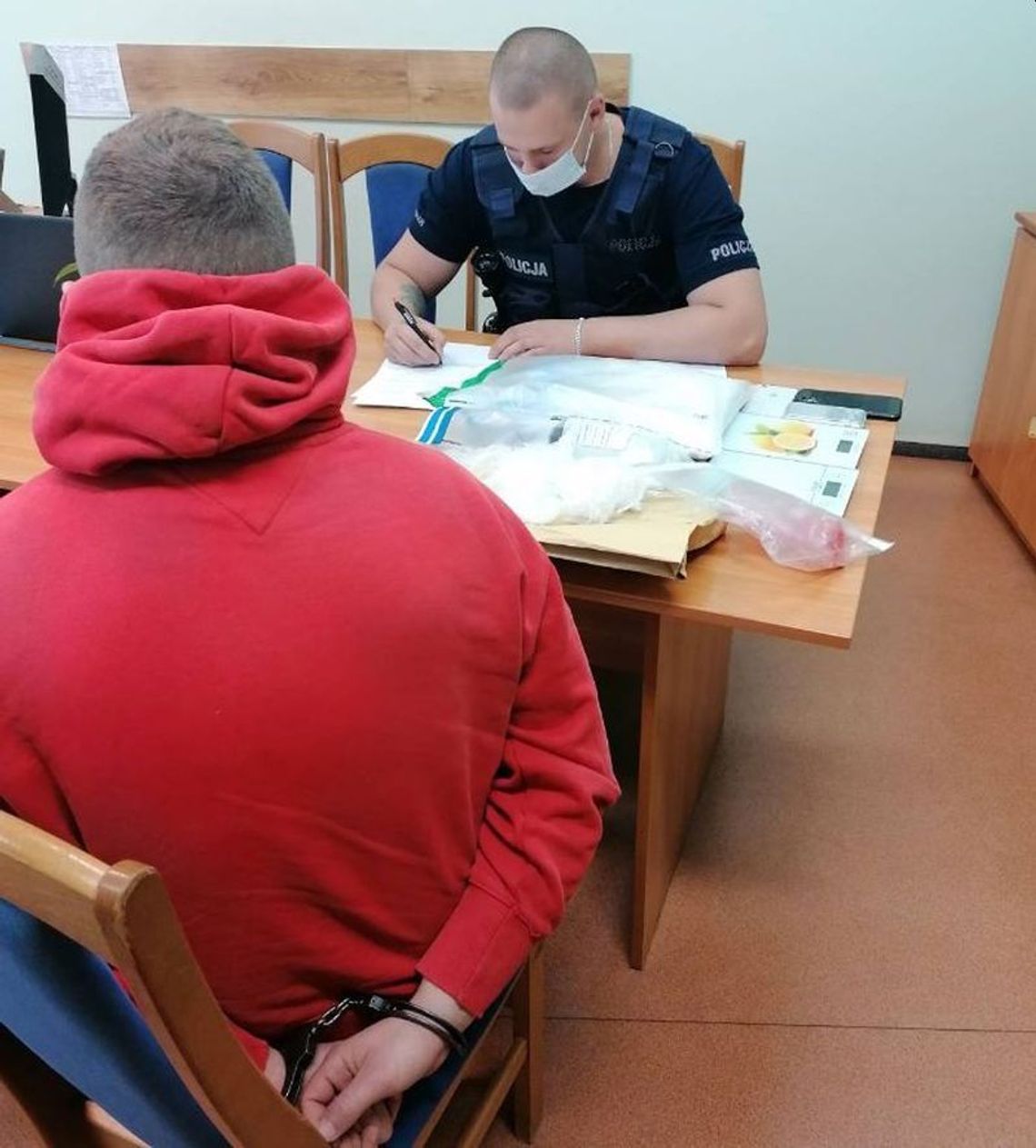 POLICJANCI ZABEZPIECZYLI PONAD 1,5 KILOGRAMA NARKOTYKÓW, ZATRZYMANY 21-LETNI MĘŻCZYZNA POLICJANCI ZABEZPIECZYLI PONAD 1,5 KILOGRAMA NARKOTYKÓW, ZATRZYMANY 21-LETNI MĘŻCZYZNA