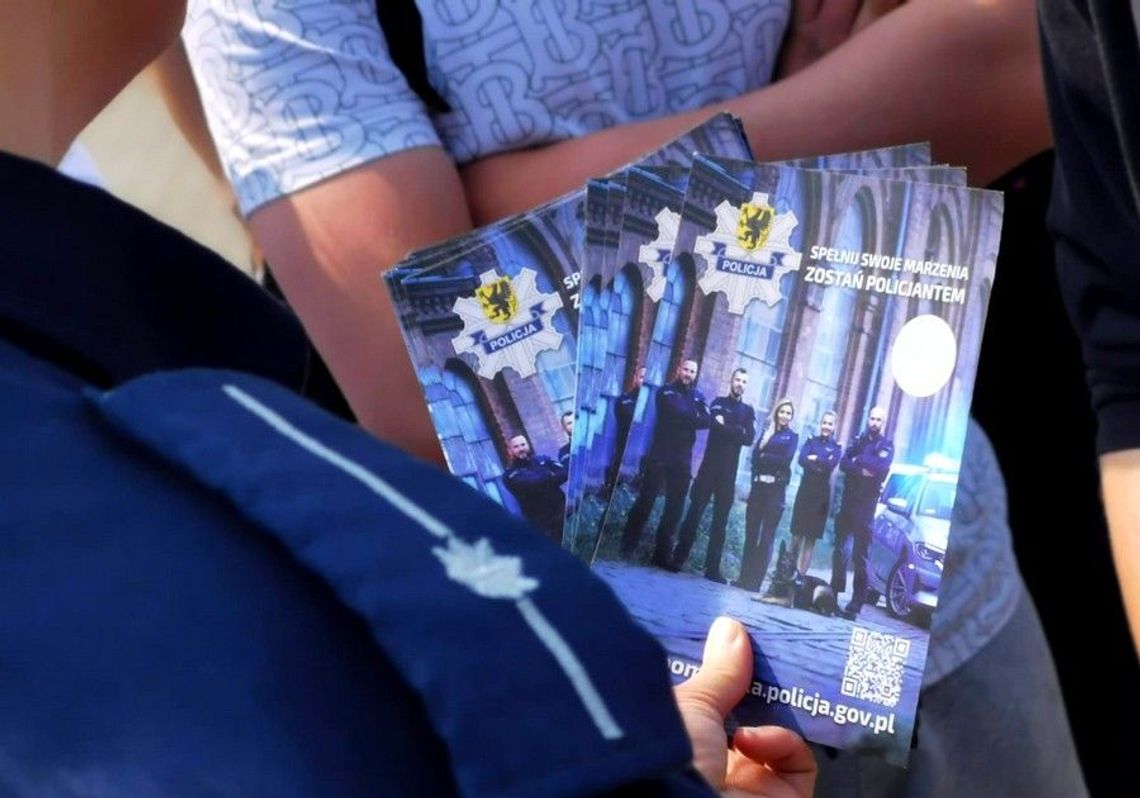 Policjanci zachęcają do wstąpienia w szeregi swe formacji