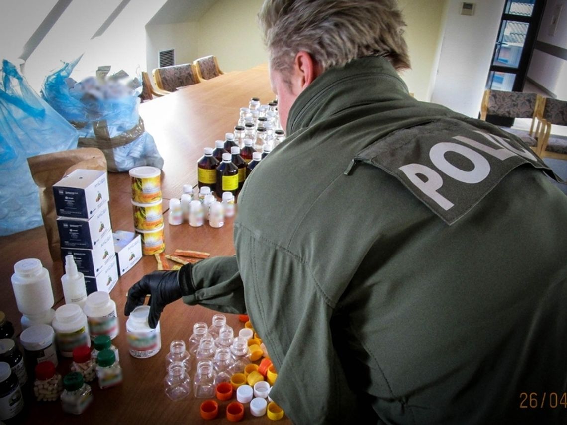 Policjanci zatrzymali oszusta, który oferował „lek na koronawirusa”