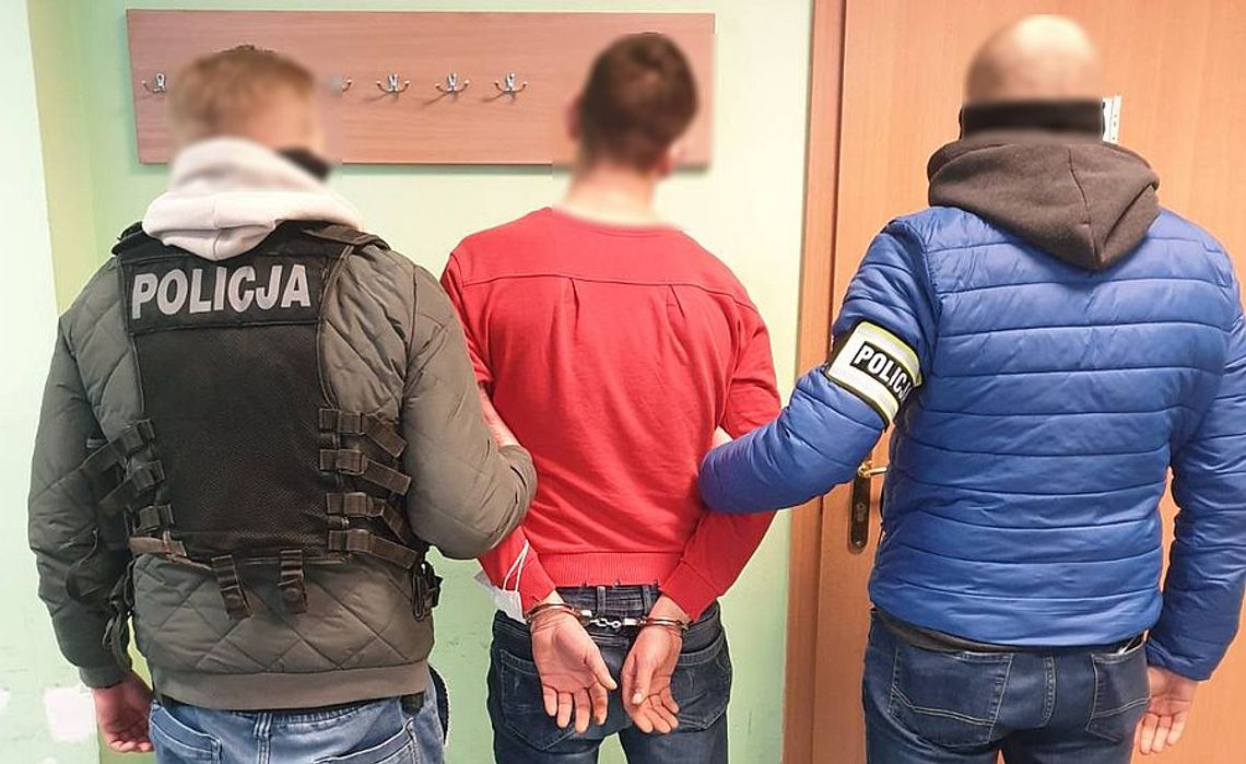 Policjanci zatrzymali oszustwa, który naciągał swoje ofiary na metodę "na blika"