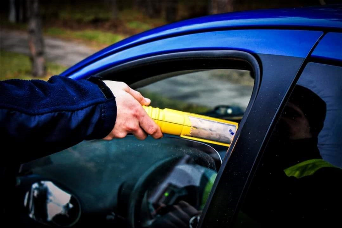 Policjanci zatrzymali potencjalnego zabójcę drogowego! 47-latek miał w organizmie prawie... 4 promile!!!