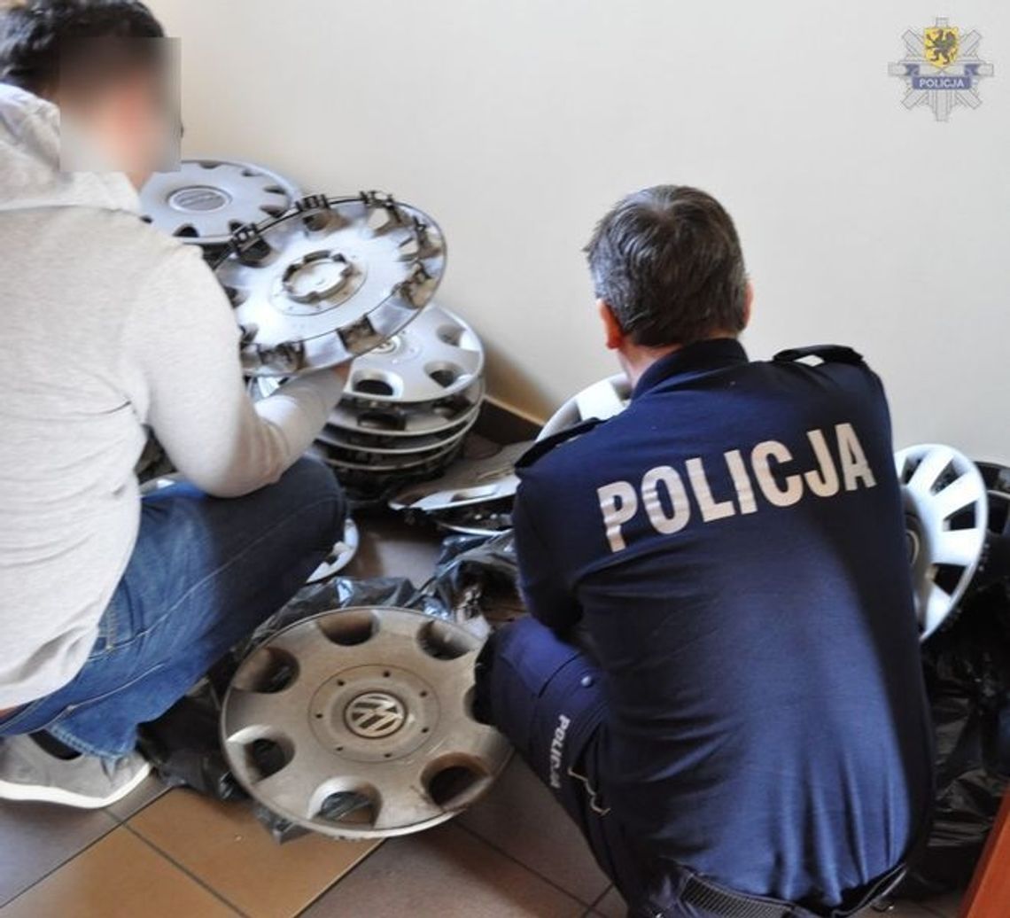 Policjanci zatrzymali sprawcę kradzieży kołpaków Policjanci zatrzymali sprawcę kradzieży kołpaków
