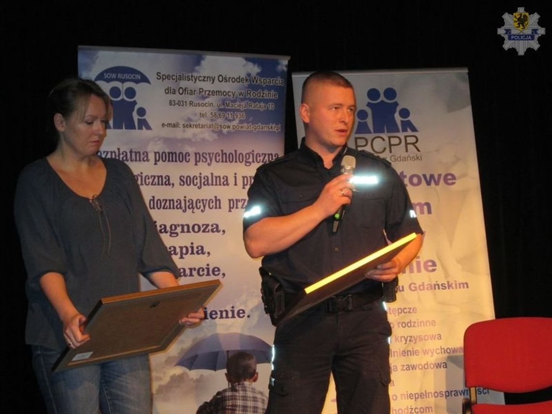 Policjant z Pruszcza otrzymał nagrodę na gali Powiatowego Dnia Białej Wstążki Policjant z Pruszcza otrzymał nagrodę na gali Powiatowego Dnia Białej Wstążki