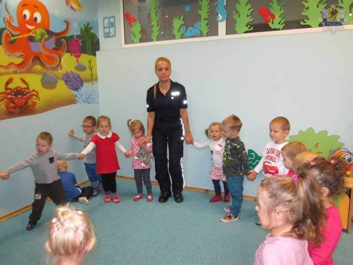Policjantki odwiedziły dzieci z przedszkola w Rotmance