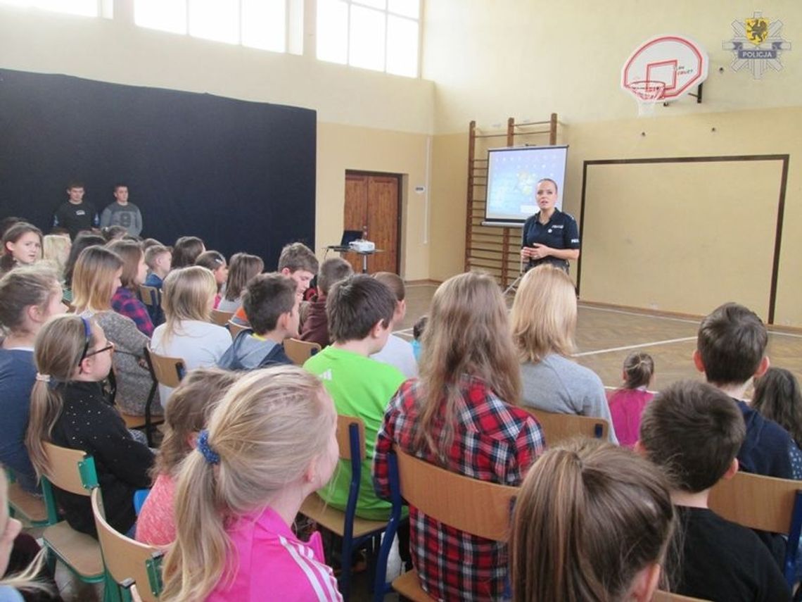 Policjantki odwiedziły uczniów z zespołu szkół w Cedrach Wielkich