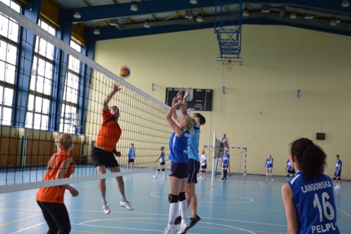 Policyjny turniej siatkówki. Gniew z pucharem komendanta! Policyjny turniej siatkówki. Gniew z pucharem komendanta!