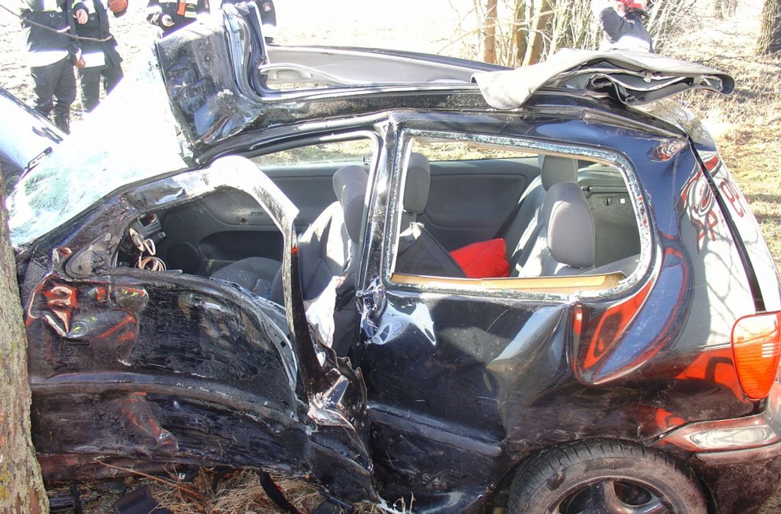 Polo wpadło w poślizg i uderzyło w drzewo. Dwie osoby ranne Polo wpadło w poślizg i uderzyło w drzewo. Dwie osoby ranne