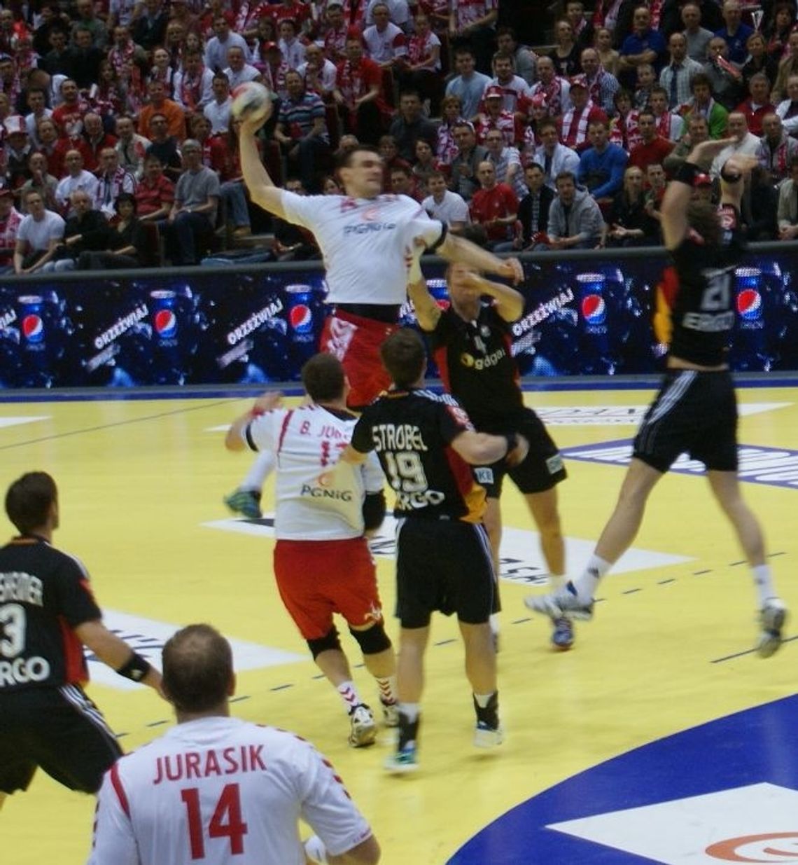 Polscy szczypiorniści mogli zremisować z Niemcami, ale ulegli 26-28 Polscy szczypiorniści mogli zremisować z Niemcami, ale ulegli 26-28