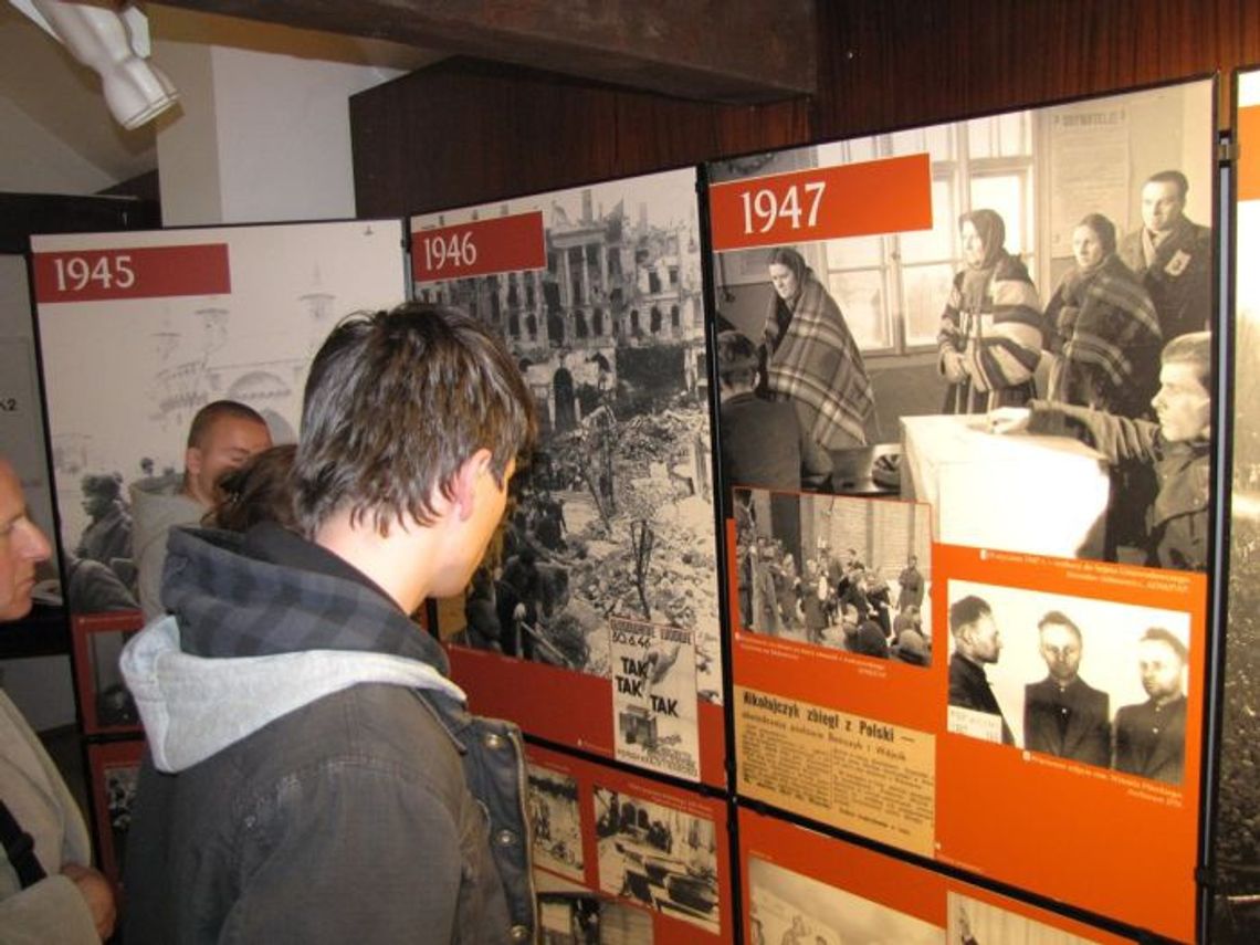 Polska Ludowa w pigułce - wystawa „PRL - tak daleko, tak blisko” Polska Ludowa w pigułce - wystawa „PRL - tak daleko, tak blisko”