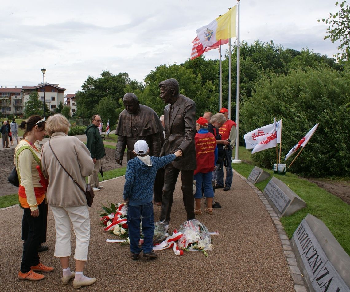 Pomnik nadziei w nadmorskim parku Pomnik nadziei w nadmorskim parku