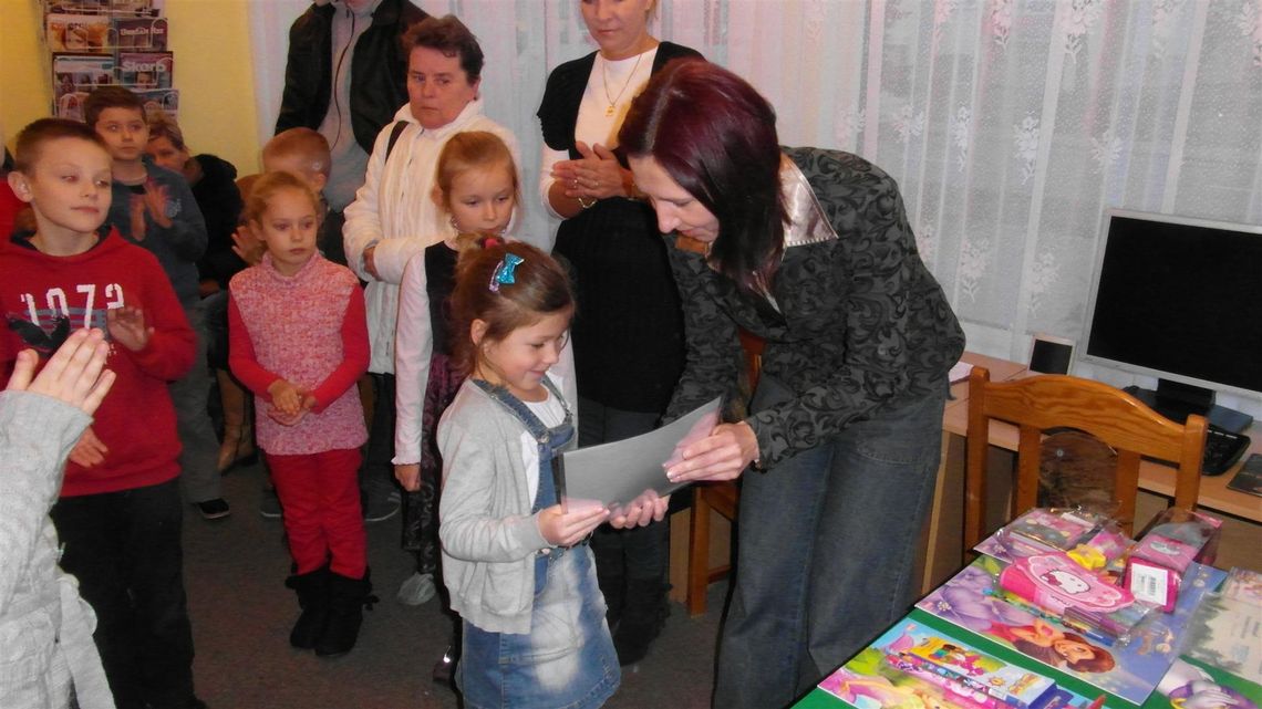 Pomocnicy św. Mikołaja z… biblioteki