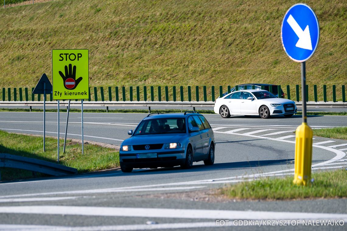 Ponad pół tysiąca tablic "Stop - zły kierunek" Niestety kierowcy wciąż jeżdżą pod prąd