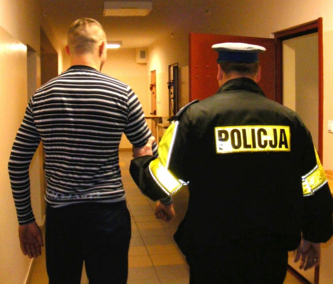 Popił, pojechał bez prawka i zniszczył radiowóz Popił, pojechał bez prawka i zniszczył radiowóz