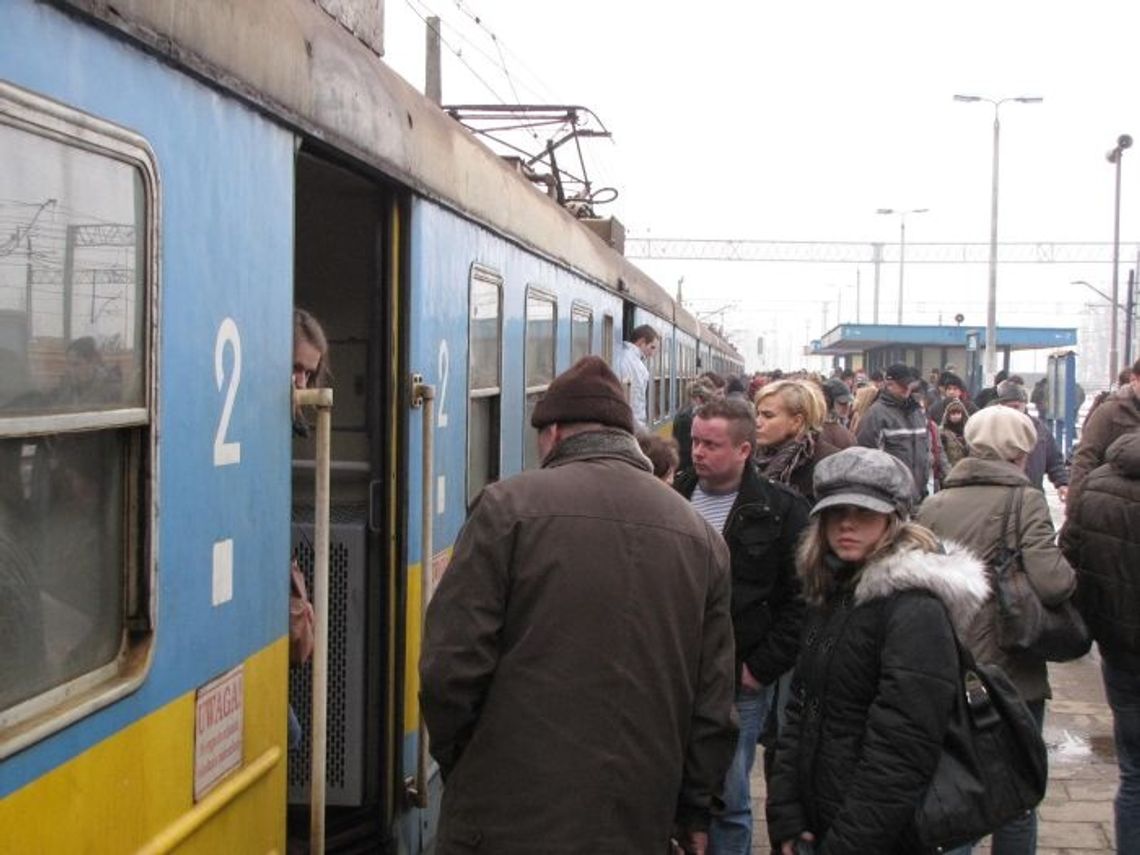 Poranny ścisk z... przyczyn technicznych. Chcieli jechać do pracy pociągiem, a zostali na peronie Poranny ścisk z... przyczyn technicznych. Chcieli jechać do pracy pociągiem, a zostali na peronie