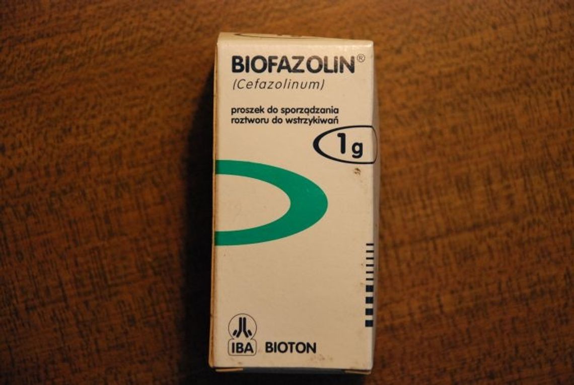 Porzucone leki w przydrożnym rowie Porzucone leki w przydrożnym rowie