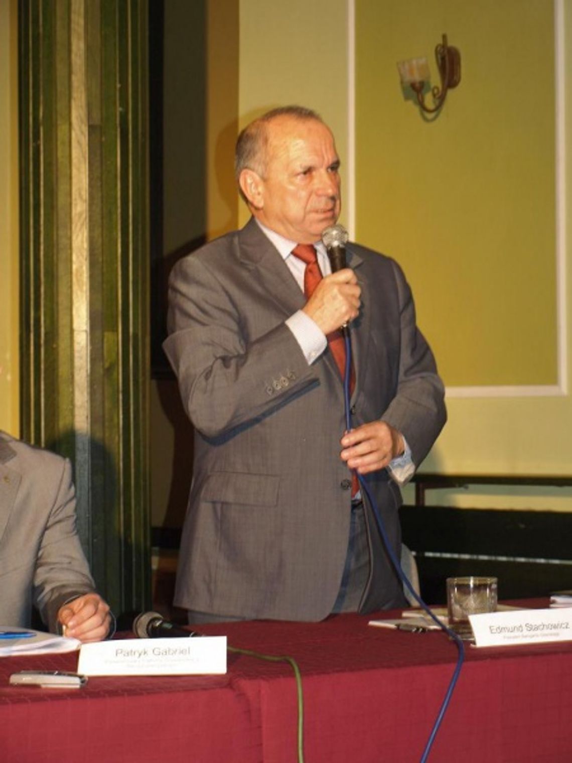 Poseł Kozak z PiS popiera kandydata na prezydenta Starogardu Stachowicza (lewica) Poseł Kozak z PiS popiera kandydata na prezydenta Starogardu Stachowicza (lewica)