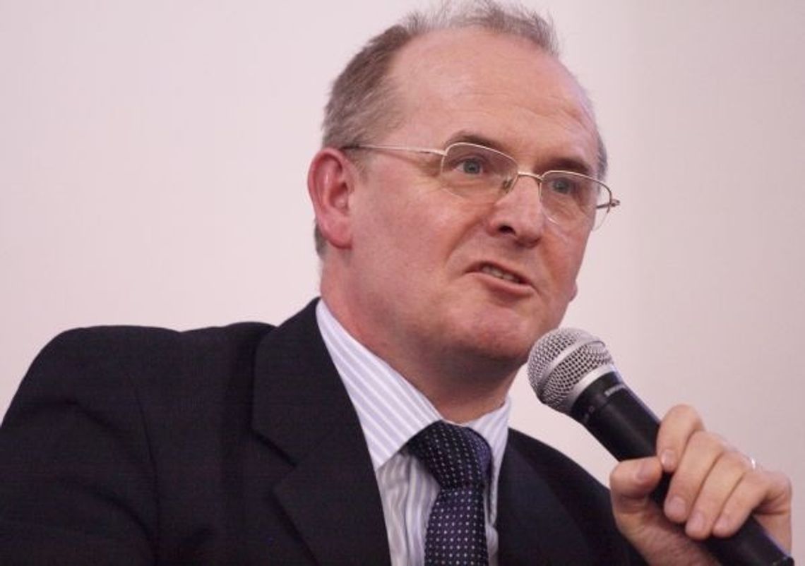 Poseł śpieszy się na pociąg... Poseł śpieszy się na pociąg...