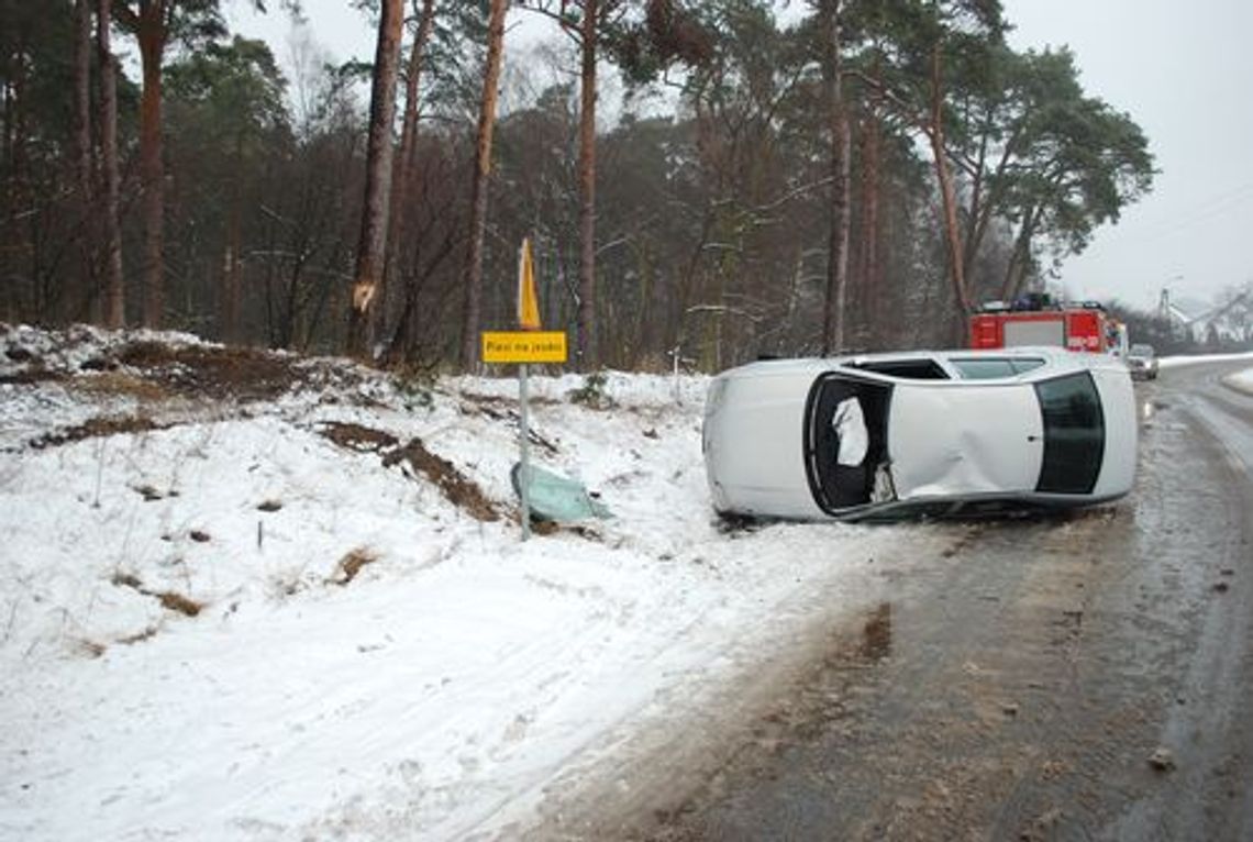 Poślizgem wjechał na skarpę, uderzył w drzewo 