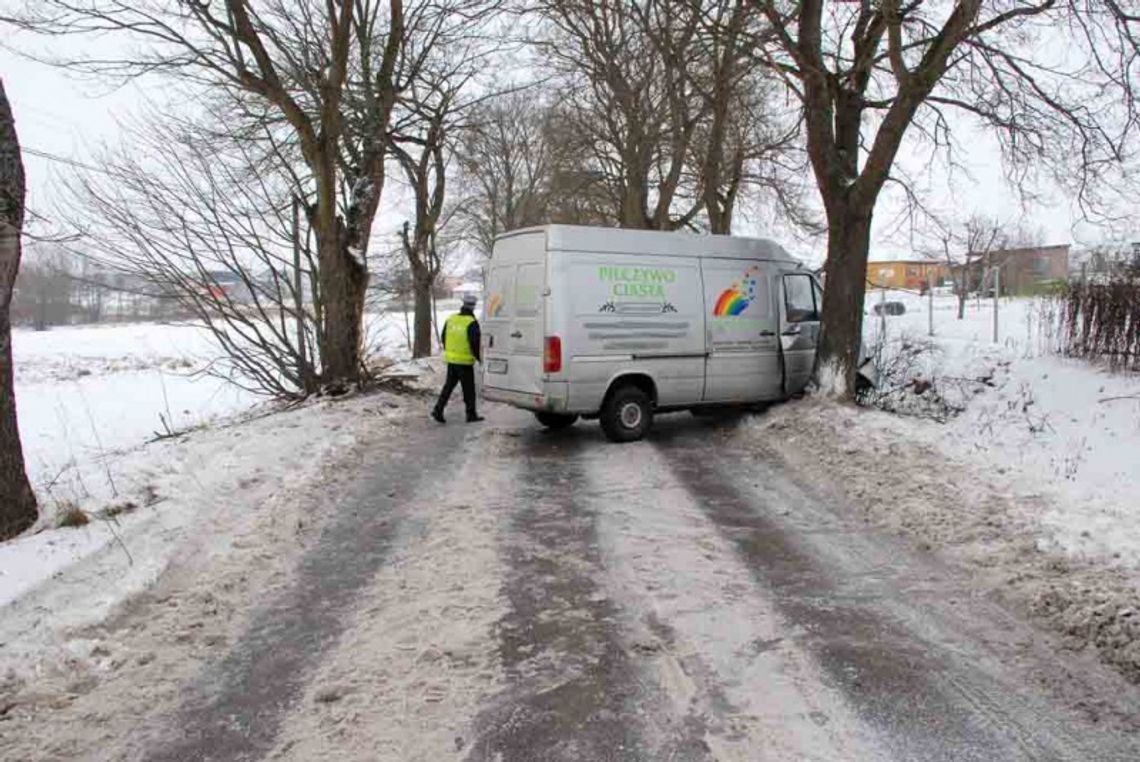 Poślizgiem w drzewo, ranny kierowca Poślizgiem w drzewo, ranny kierowca