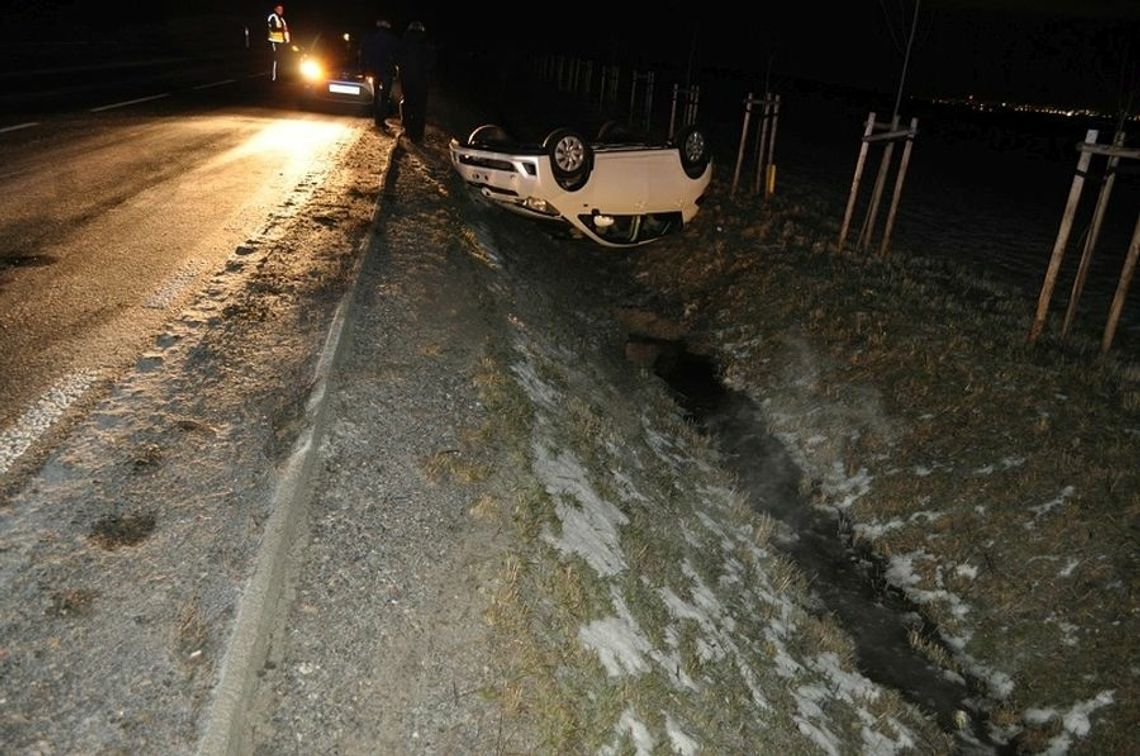 Poszukiwani świadkowie zdarzenia drogowe z 20 stycznia, w którym auto dachowało