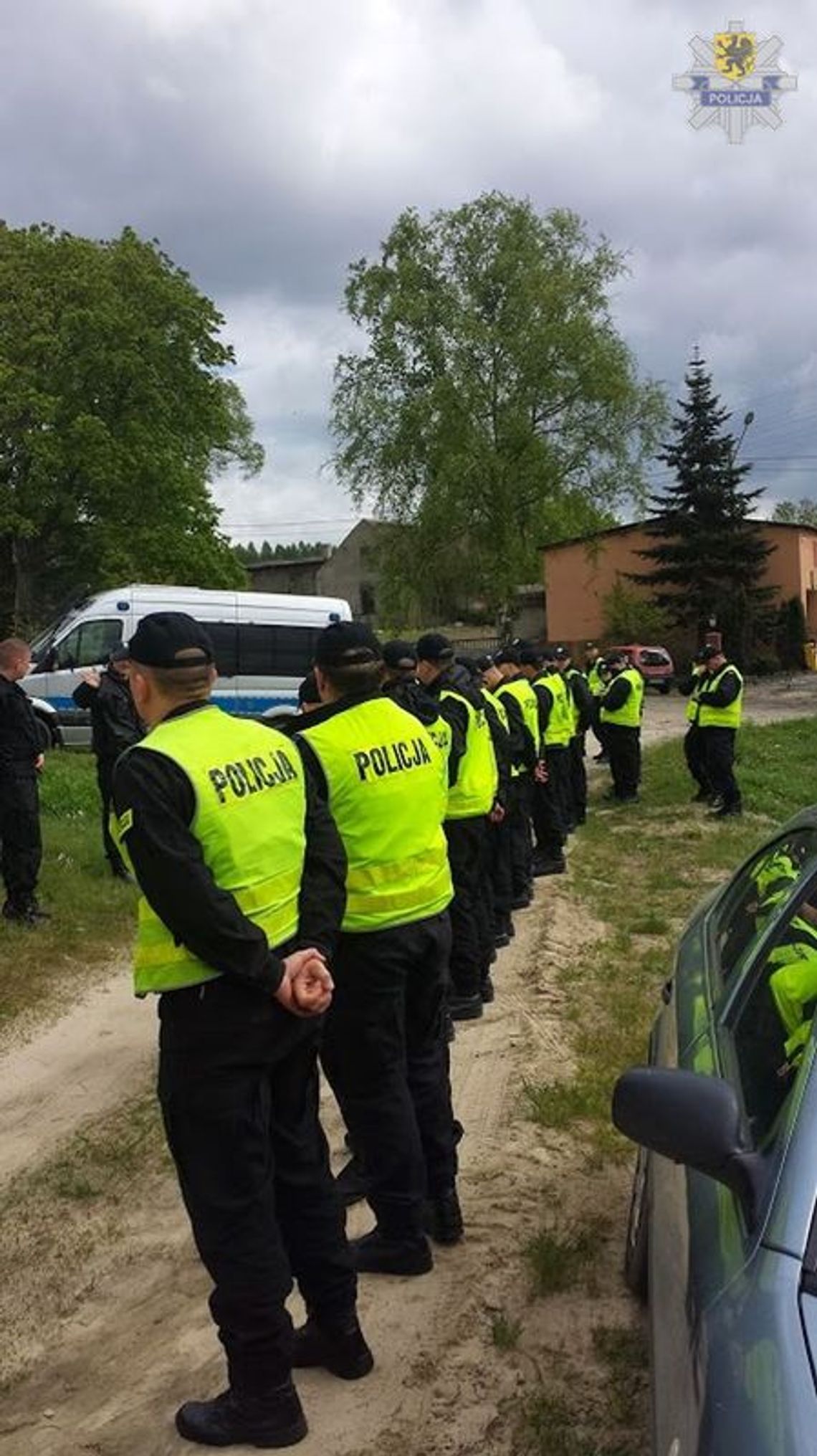 Poszukiwania mężczyzny - znaleziono porzucony samochód w pobliżu jeziora Poszukiwania mężczyzny - znaleziono porzucony samochód w pobliżu jeziora