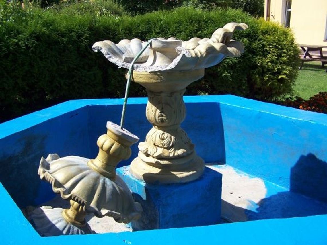 Poszukiwania osób odpowiedzialnych za zniszczenie fontanny