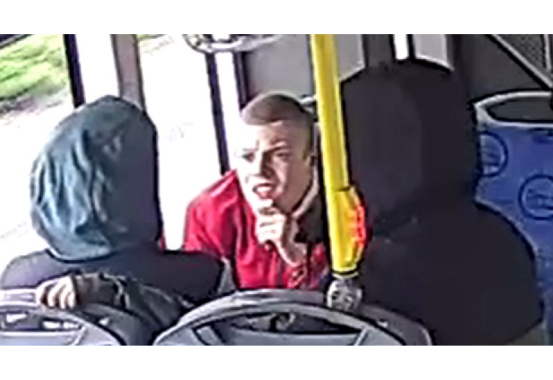 Poszukujemy mężczyzny, który może mieć związek z przywłaszczeniem portfela wraz z jego zawartością Poszukujemy mężczyzny, który może mieć związek z przywłaszczeniem portfela wraz z jego zawartością