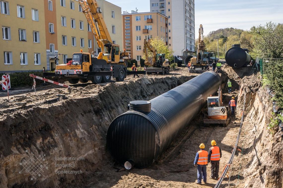 Potężne konstrukcje przyszłego wodnego kolektora na ulicy Komierowskiego