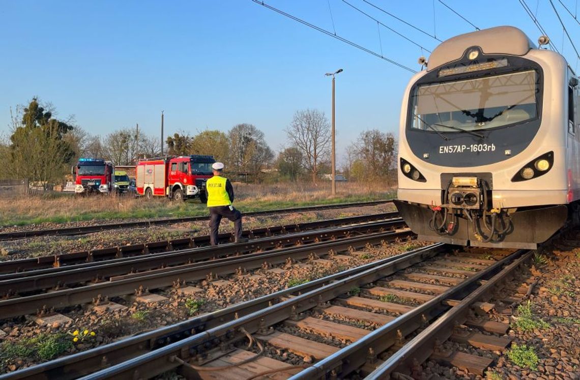 Potrącił go pociąg, a teraz walczy o życie. Przechodził w miejscu niedozwolonym Potrącił go pociąg, a teraz walczy o życie. Przechodził w miejscu niedozwolonym