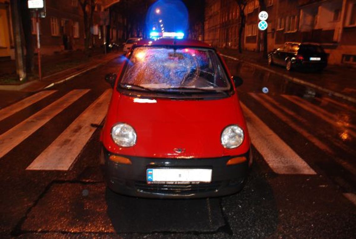 Potrącona „na pasach" - o zmroku Potrącona „na pasach" - o zmroku