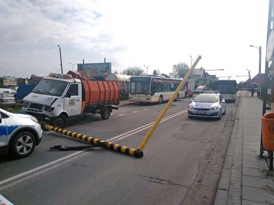 Powalona lampa uliczna, rozbity autobus.