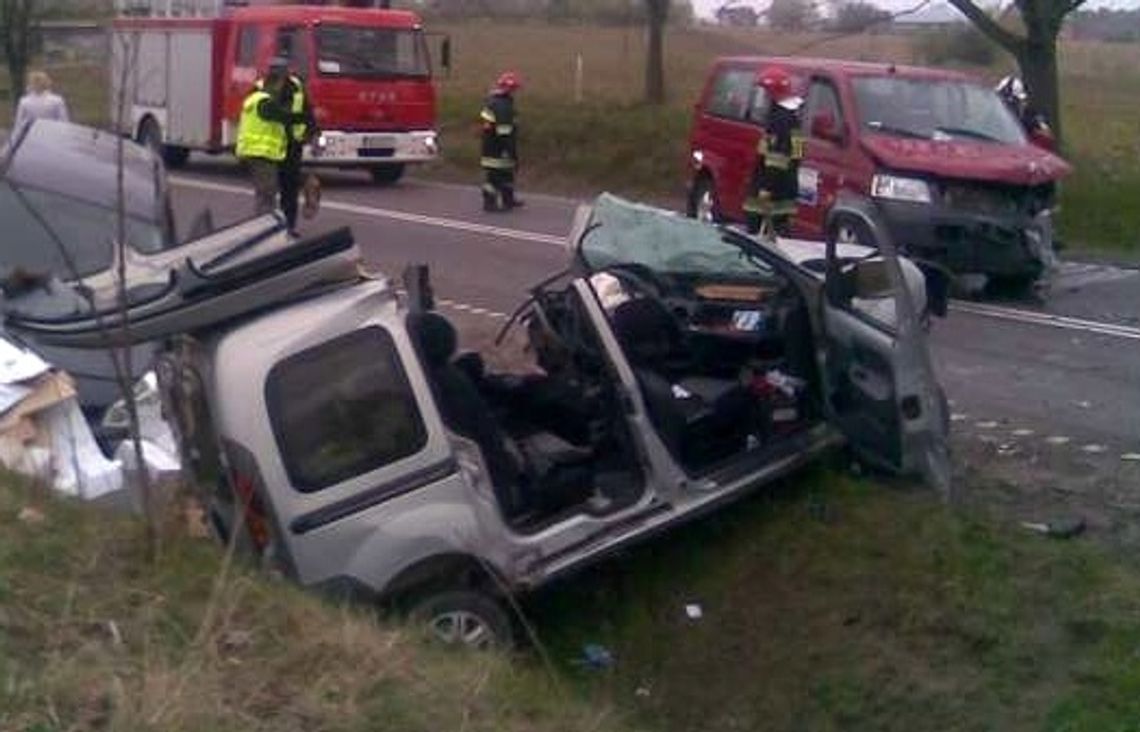 Poważny wypadek na K-20. Czołówka busa z renault