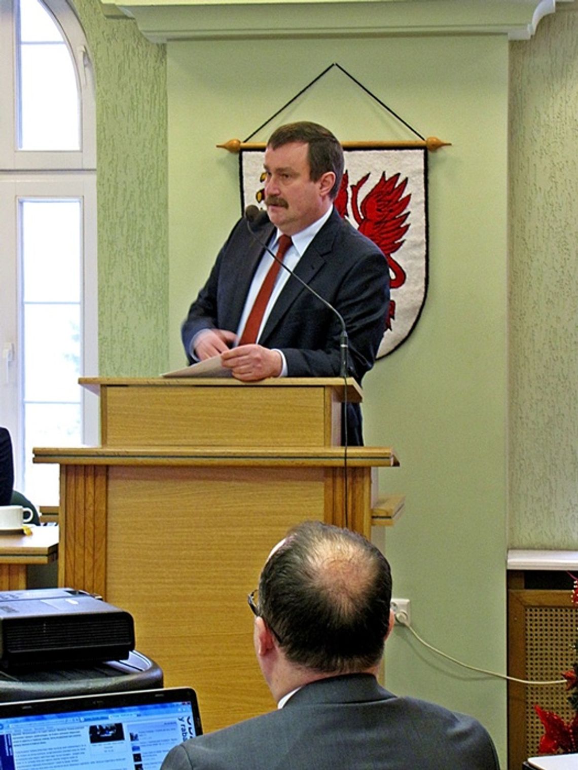 „Powiało Gomułką” - kłótnia o parking i nagrody dla jubilatów