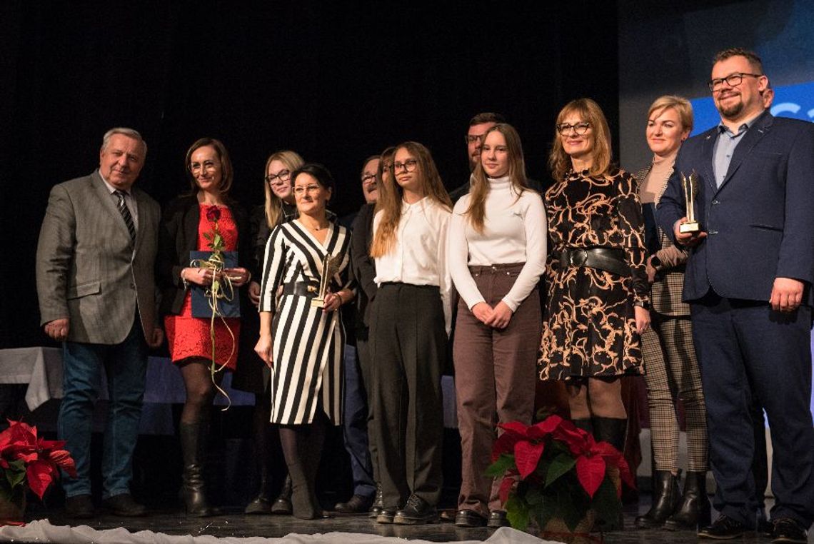 [GALERIA ZDJĘĆ] Powiatowa Gala 2022. Nagrodzono najlepsze inicjatywy i działania społeczne. Wolontariuszem roku