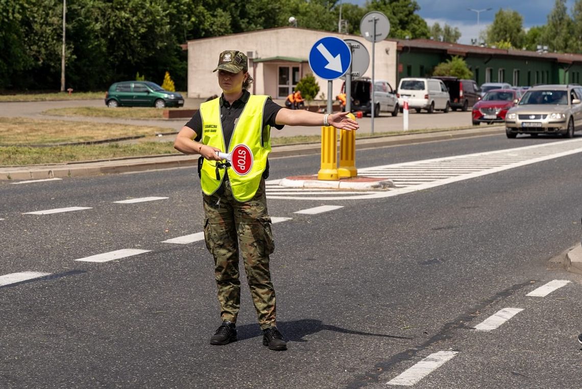 Powróciły tymczasowe kontrole na granicach. Pamiętaj o tym, wyjeżdżając na wakacje poza granice Polski Powróciły tymczasowe kontrole na granicach. Pamiętaj o tym, wyjeżdżając na wakacje poza granice Polski