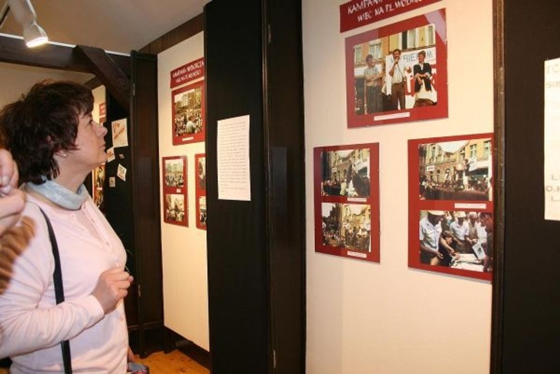 Powrót do dni przełomu - wystawa „Ku demokracji. Wybory czerwcowe'89” Powrót do dni przełomu - wystawa „Ku demokracji. Wybory czerwcowe'89”