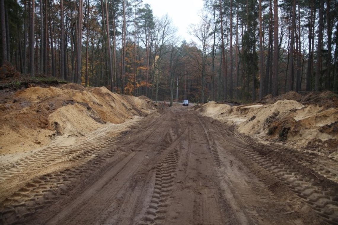 Powstaje leśna droga przeciwpożarowa Powstaje leśna droga przeciwpożarowa