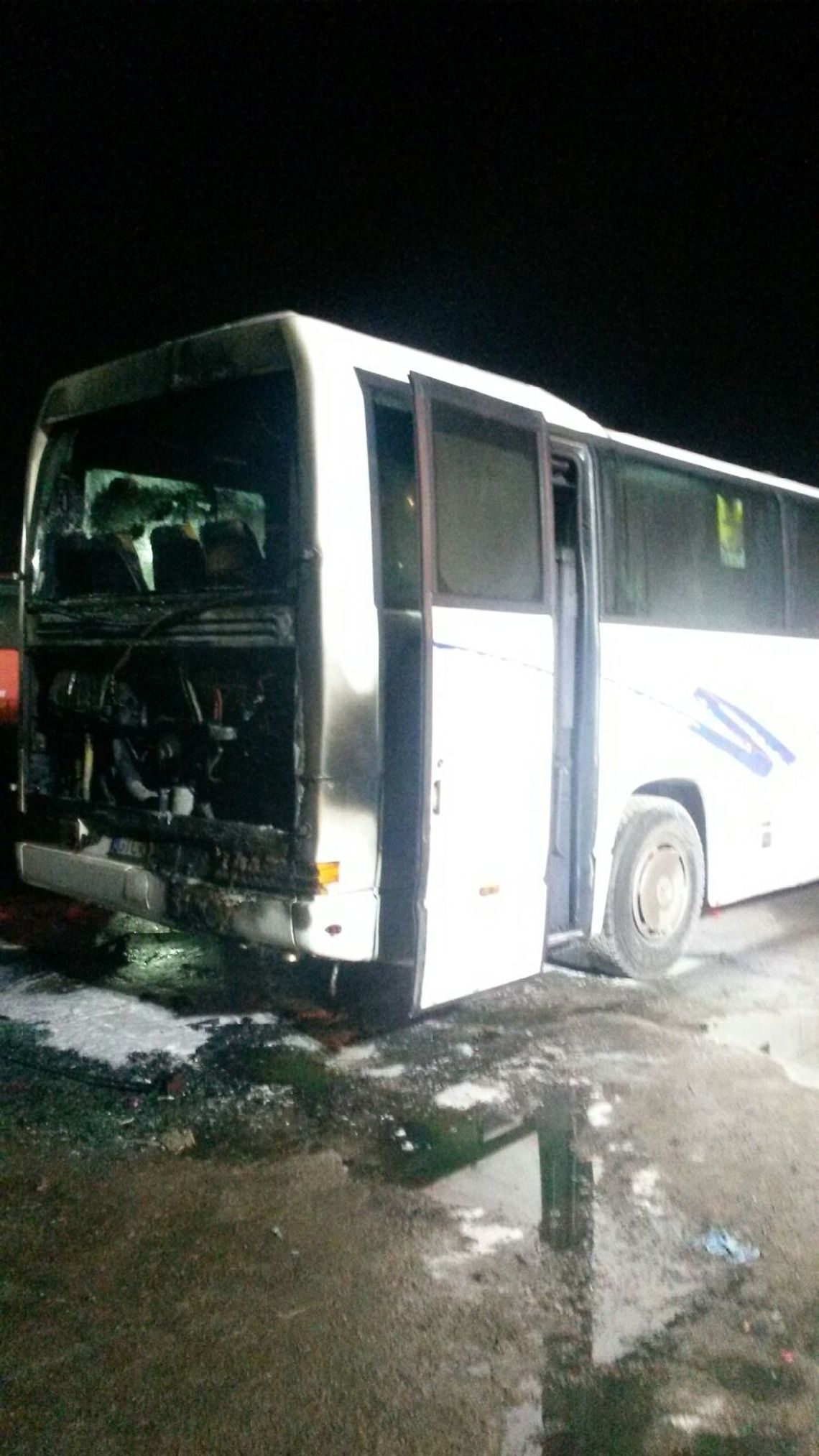 Pożar autobusu przy węźle w Tczewie! Zapaliła się komora silnika Pożar autobusu przy węźle w Tczewie! Zapaliła się komora silnika