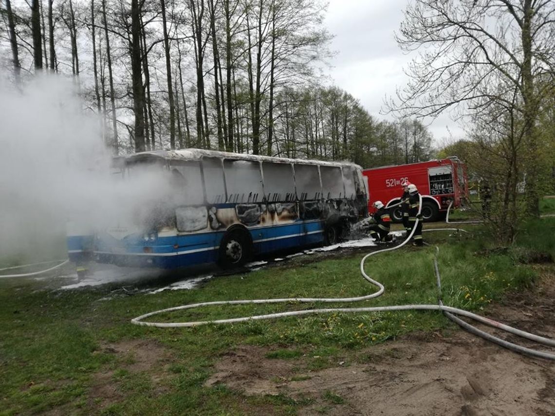 Pożar autobusu w Szteklinie. Z ogniem walczyło 6 zastępów straży pożarnej.